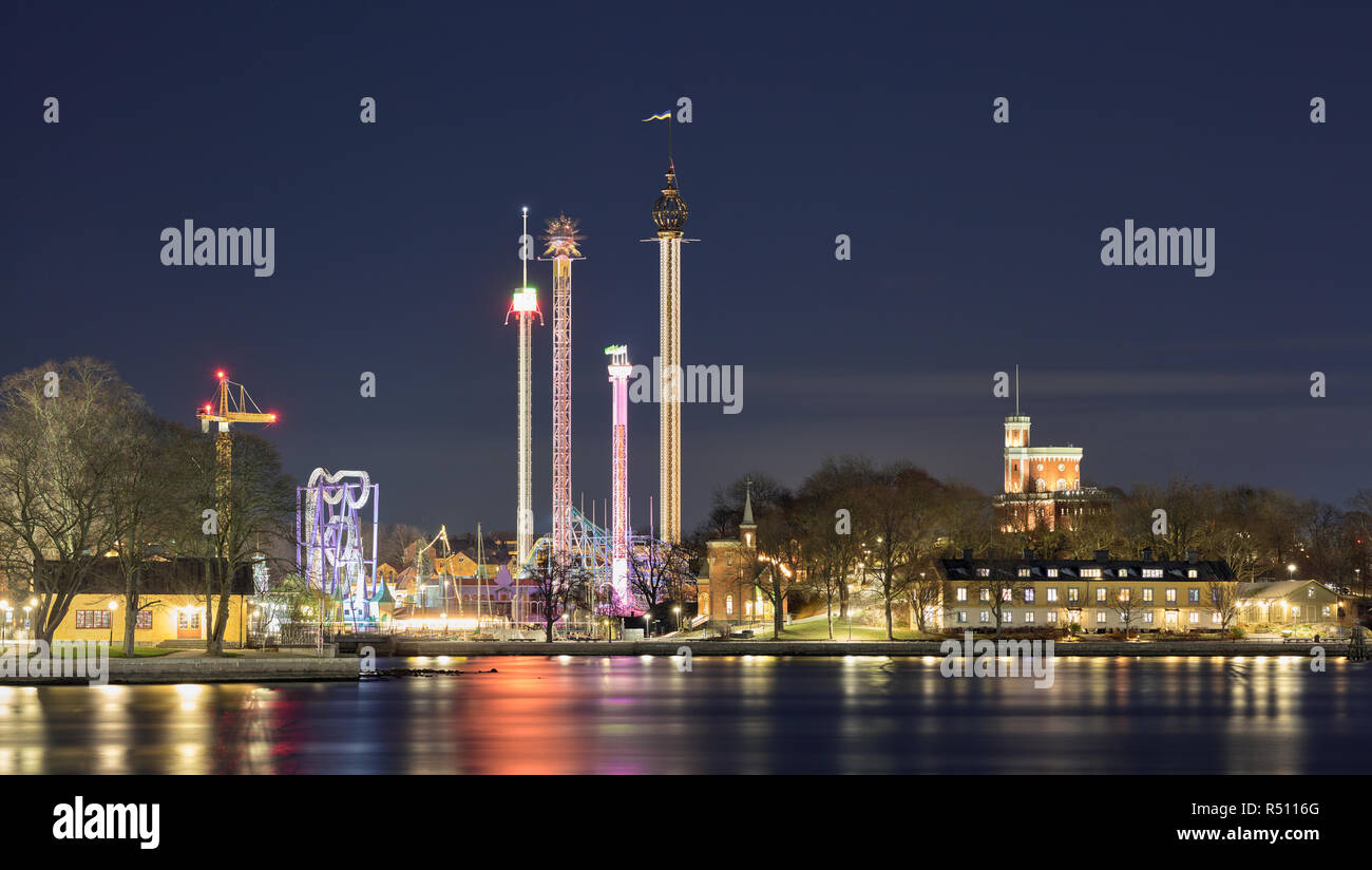 Vue de nuit à tivoli Gröna Lund sur Skeppsholmen et Kastellholmen de Gamla Stan à Stockholm, Suède Banque D'Images