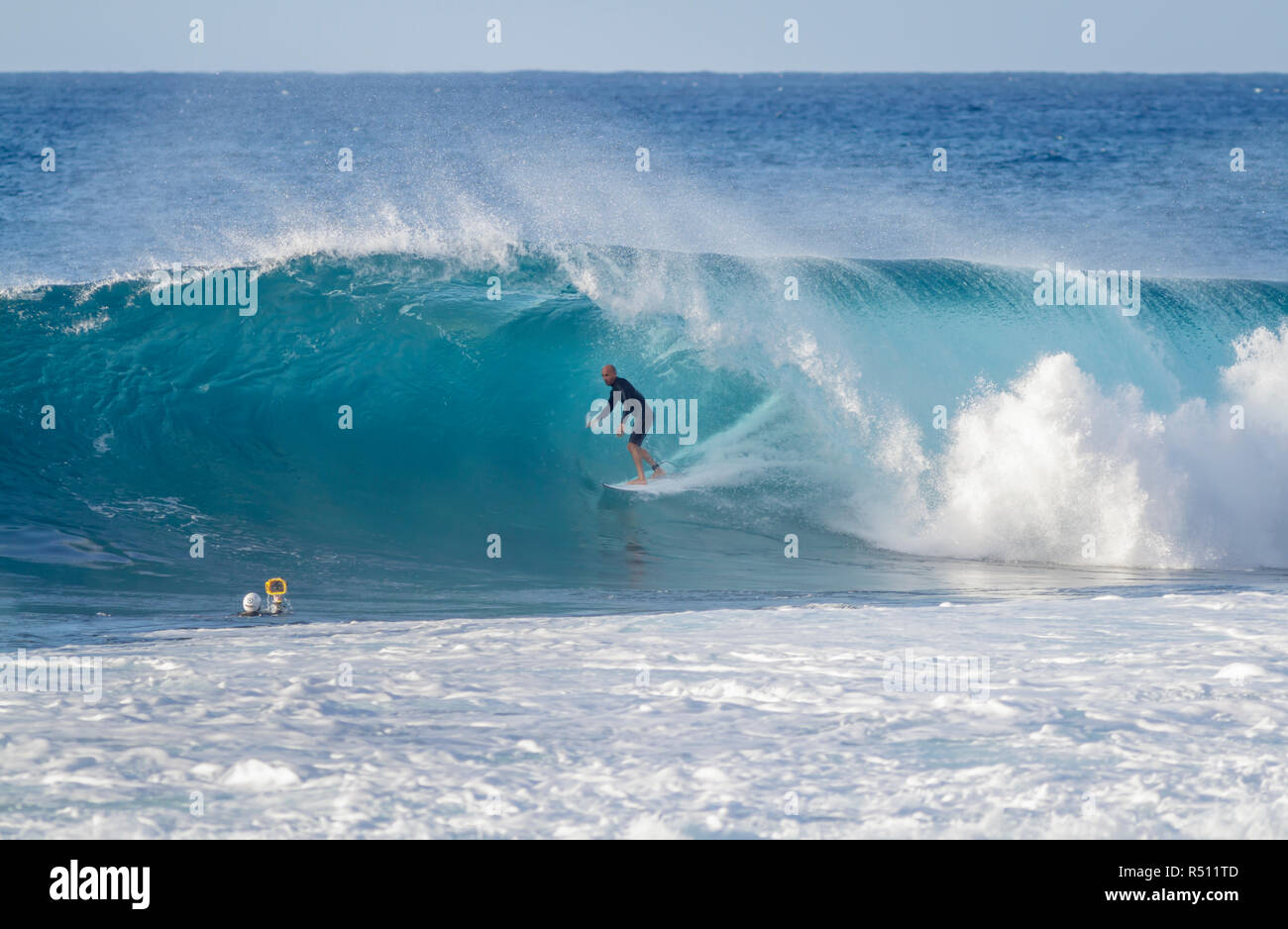1/08/18, Hale'iwa Hawaii : Kelly Slater capturés par les photographes de surf surf une vague Banque D'Images