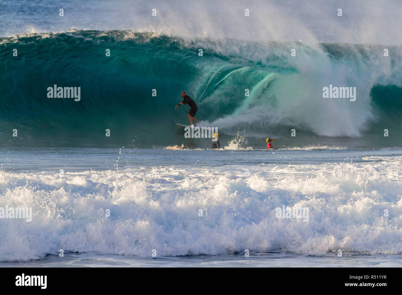 1/08/18, Hale'iwa Hawaii : Kelly Slater capturés par les photographes de surf surf une vague Banque D'Images