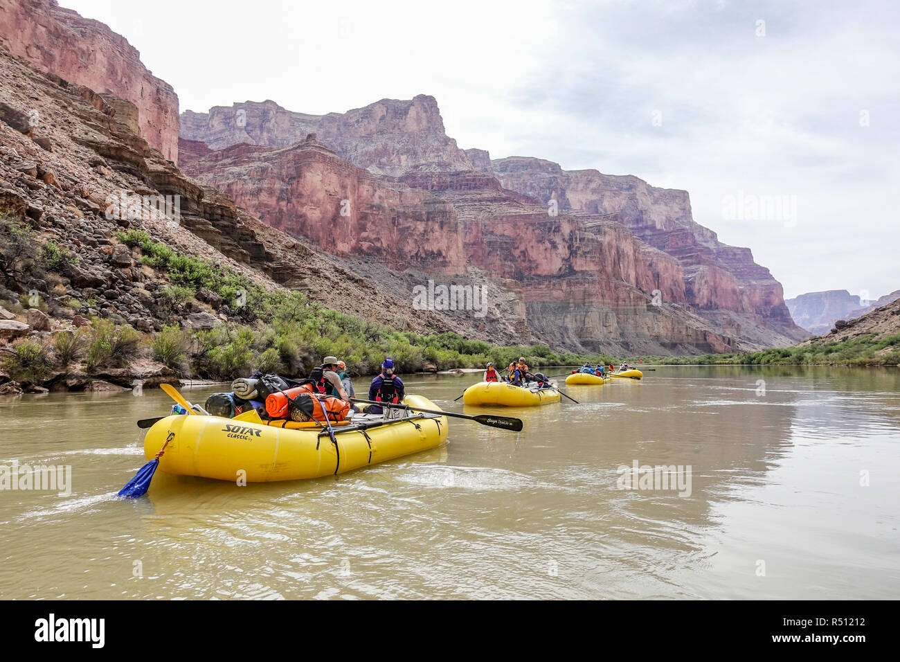 Une flotille de 4 radeaux, rend leur chemin vers le bas la puissance du fleuve du Colorado dans le Grand Canyon, Arizona, USA Banque D'Images