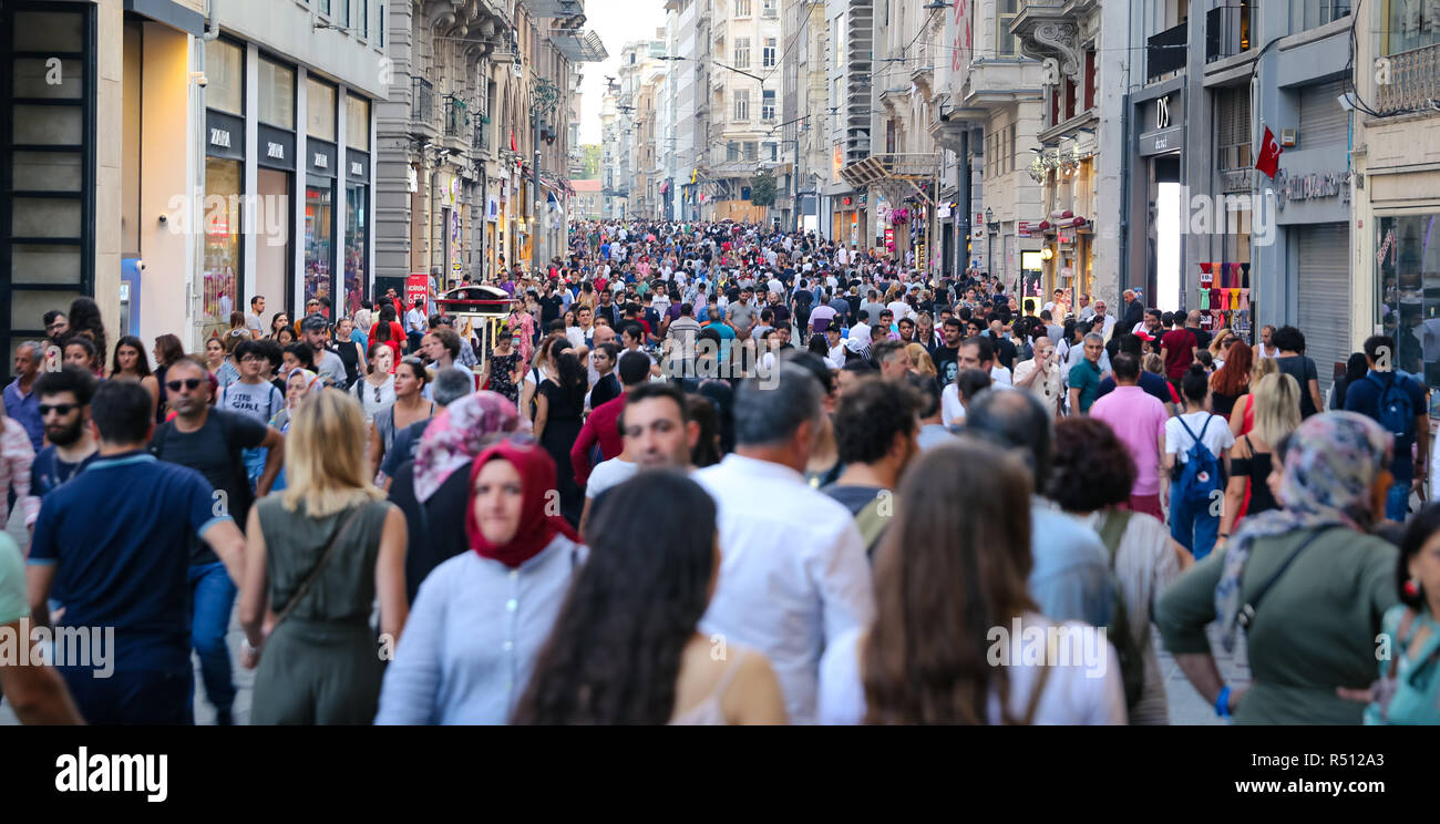 ISTANBUL, TURQUIE - le 28 juillet 2018 : les gens sur la rue Istiklal. La rue Istiklal est la destination la plus populaire d'Istanbul pour le shopping et entertainmen Banque D'Images