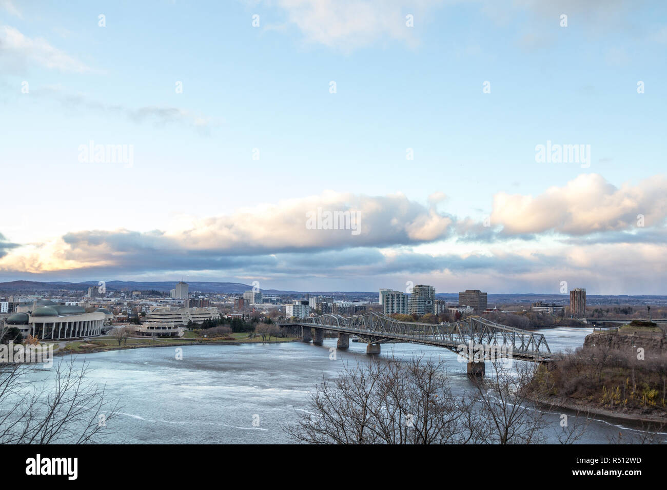 Panorama de Gatineau Hull, au Québec, face à Ottawa, Ontario, et la rivière des Outaouais, avec l'emblématique pont Alexandra face au coucher du soleil. Je Gatineau Banque D'Images