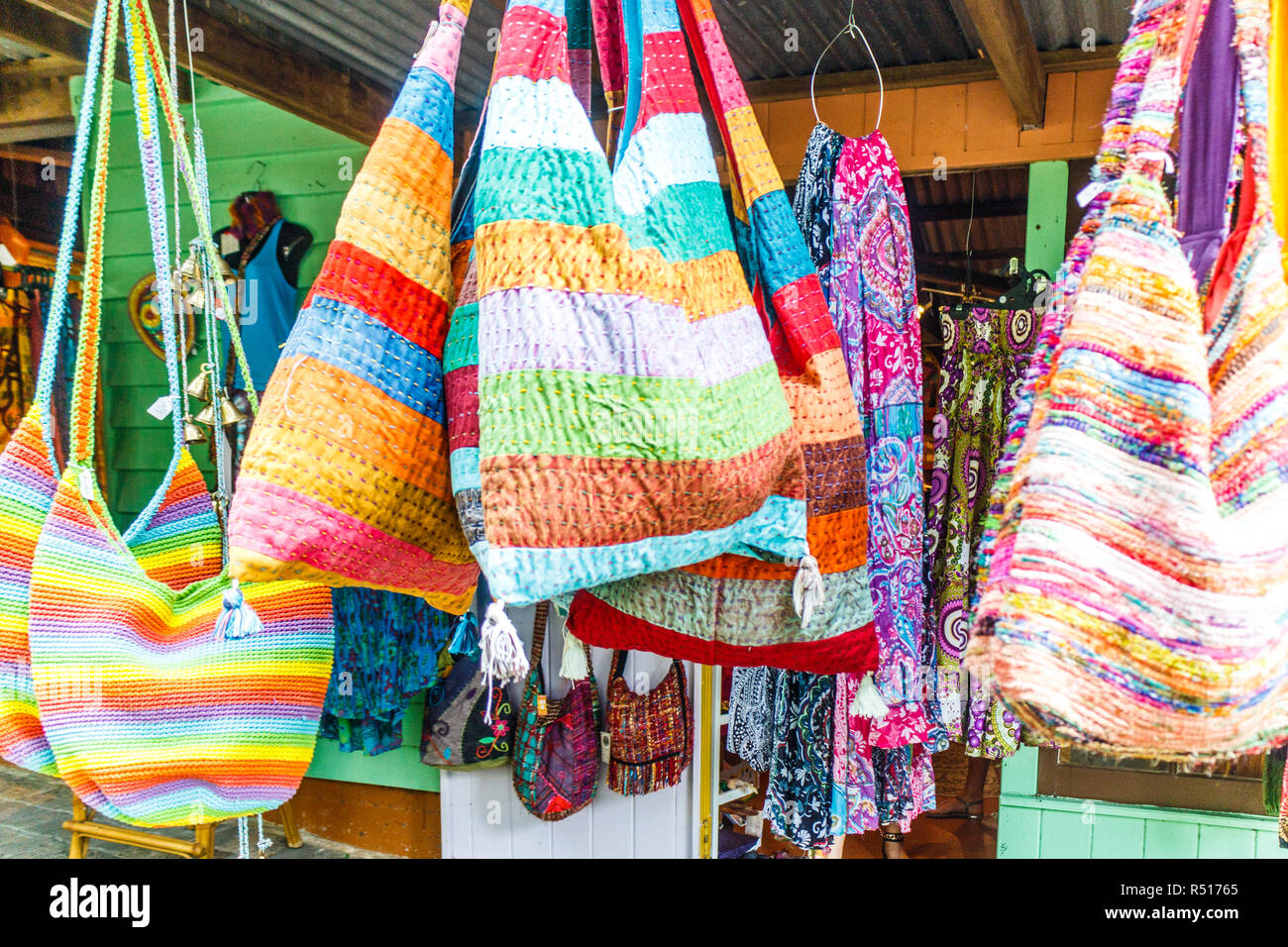 Des sacs colorés étendus dehors une boutique dans un centre commercial, Kuranda, Queensland, Australie Banque D'Images