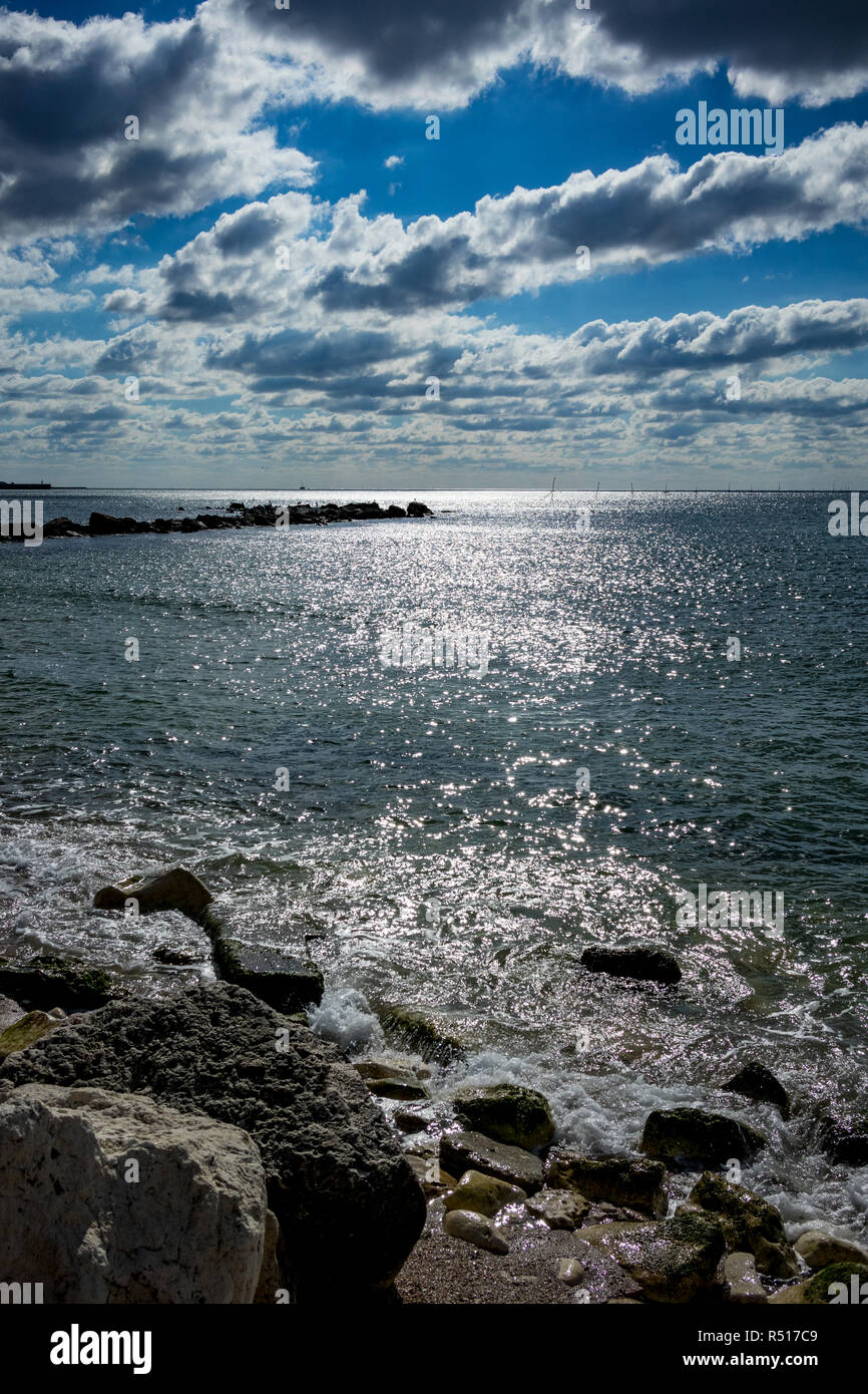 La journée ensoleillée d'automne, paysage rochers au bord de la mer Noire, paysage marin photo contre le soleil près de Balchik, Bulgarie avec la réflexion de la lumière, je verticale Banque D'Images