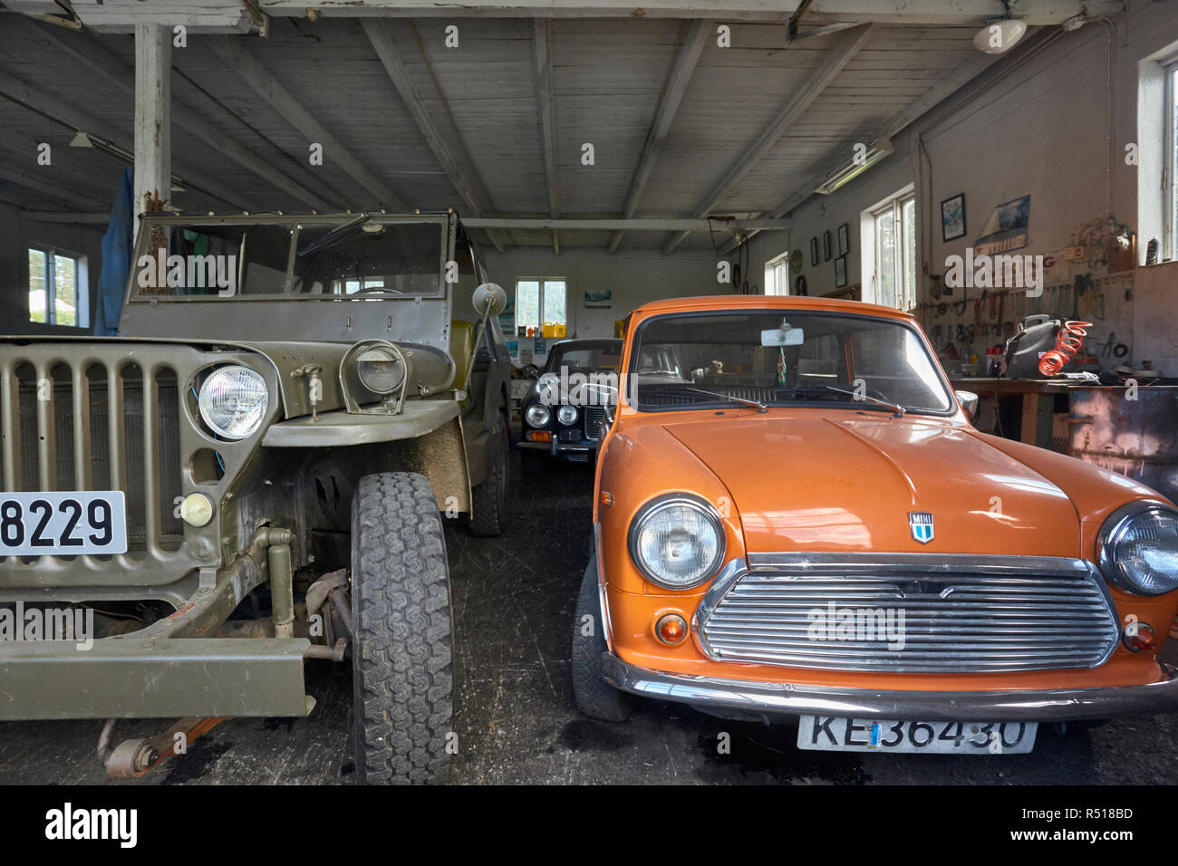 Une sélection de voitures anglaises classiques dans un garage en Norvège Banque D'Images