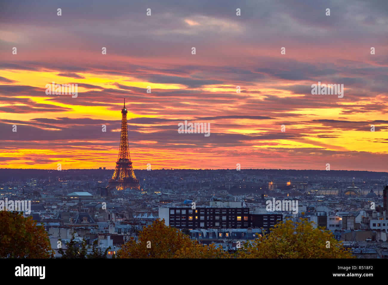 Toits de Paris au coucher du soleil Banque D'Images