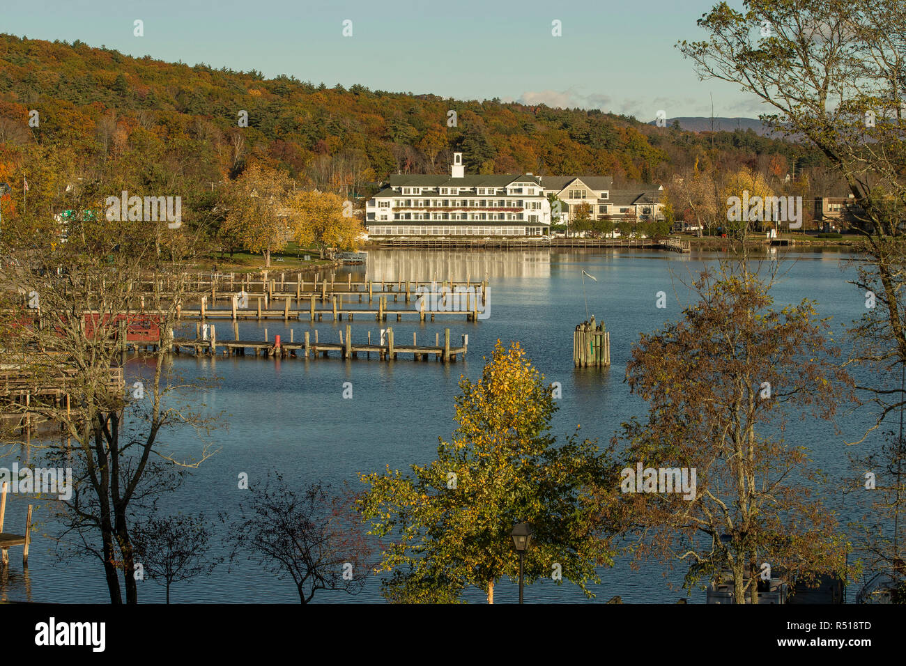 Quais flottants au Port de Meredith, Meredith, NH. Meredith est plus peuplée que d'autres villes au bord du lac Winnipesaukee. Dans la région des lacs, ville touristique populaire. Banque D'Images