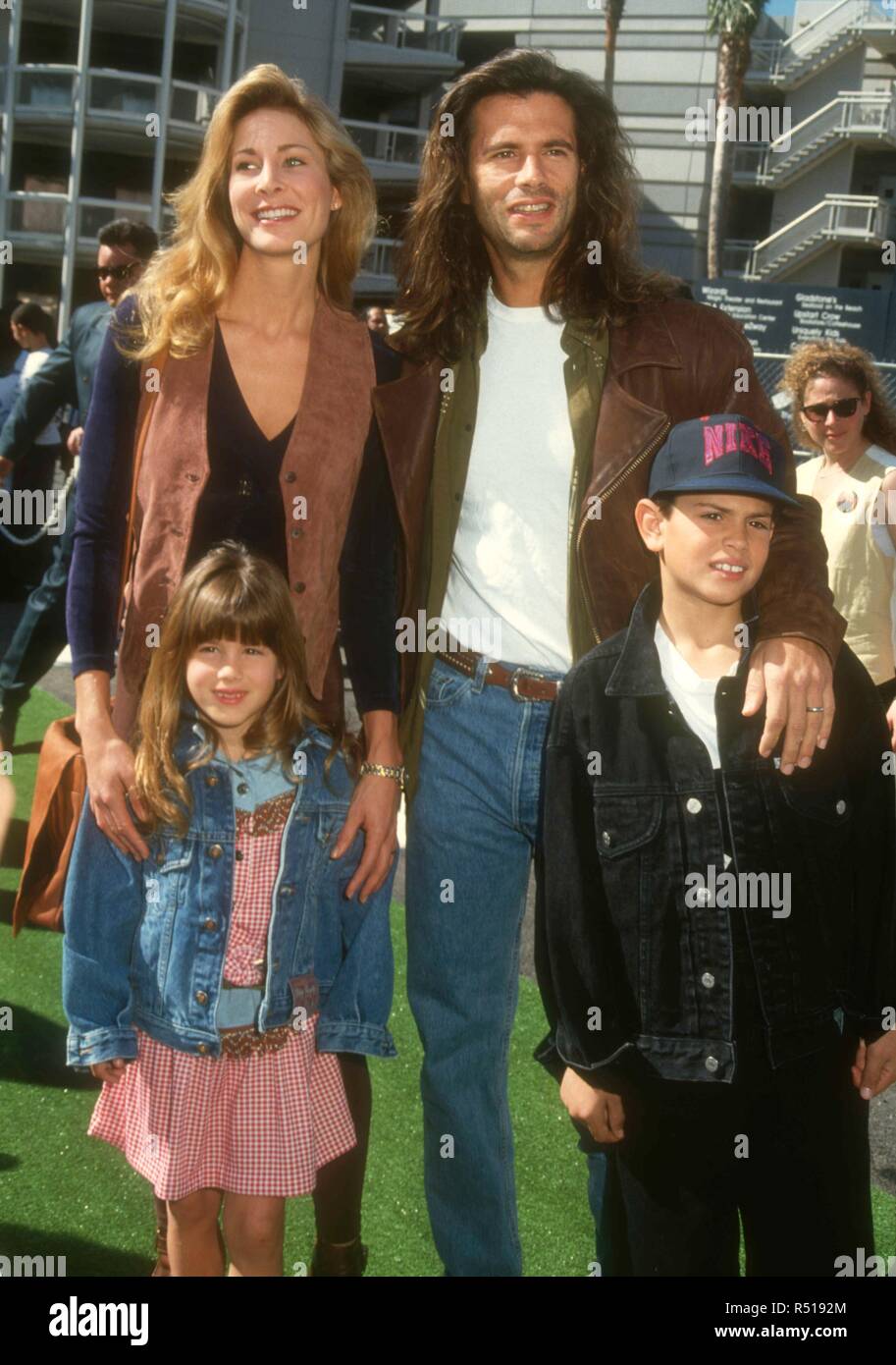 UNIVERSAL CITY, CA - 6 mars : Kathleen Kinmont Actrice, acteur Lorenzo Lamas et fille Shayne Lamas et fils AJ Lamas assister à 'Teenage Mutant Ninja Turtles III' création le 6 mars 1993 au cinéma Cineplex Odeon à Universal City, en Californie. Photo de Barry King/Alamy Stock Photo Banque D'Images