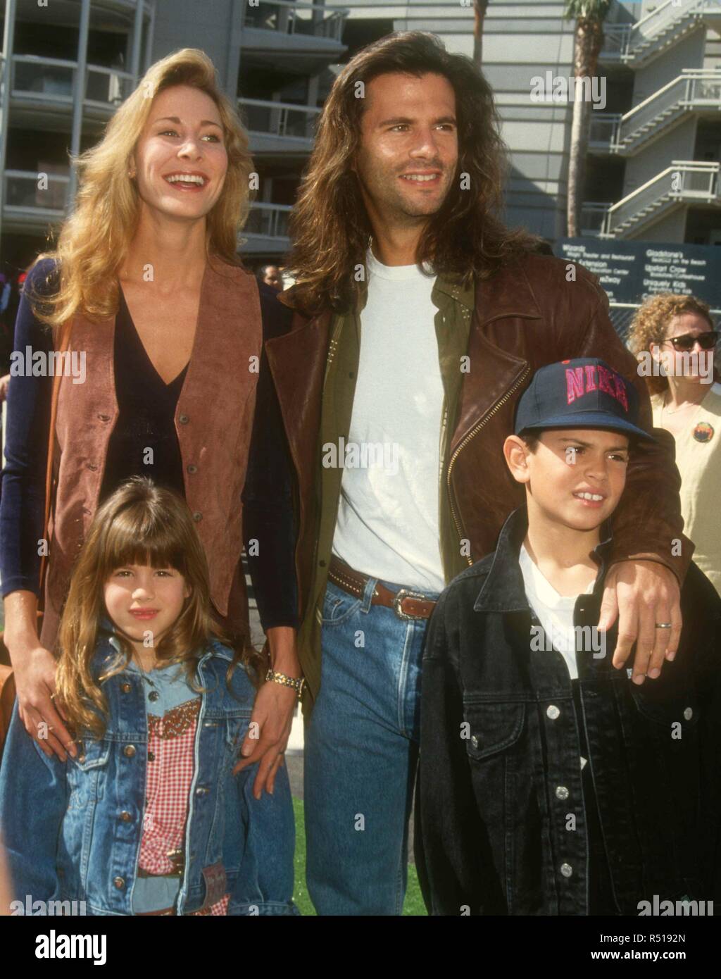 UNIVERSAL CITY, CA - 6 mars : Kathleen Kinmont Actrice, acteur Lorenzo Lamas et fille Shayne Lamas et fils AJ Lamas assister à 'Teenage Mutant Ninja Turtles III' création le 6 mars 1993 au cinéma Cineplex Odeon à Universal City, en Californie. Photo de Barry King/Alamy Stock Photo Banque D'Images