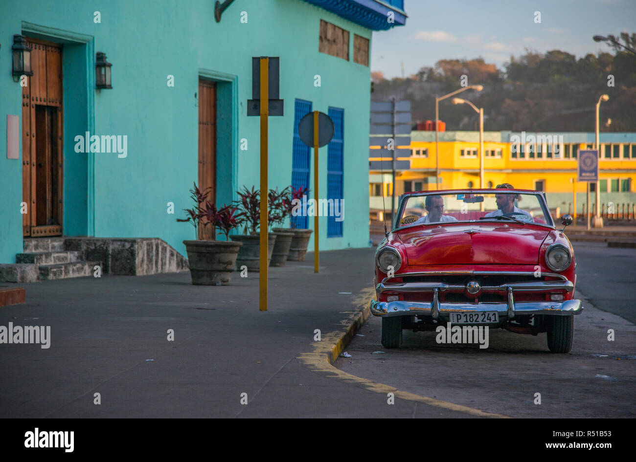 Voiture décapotable rouge du port près de La Havane. Banque D'Images