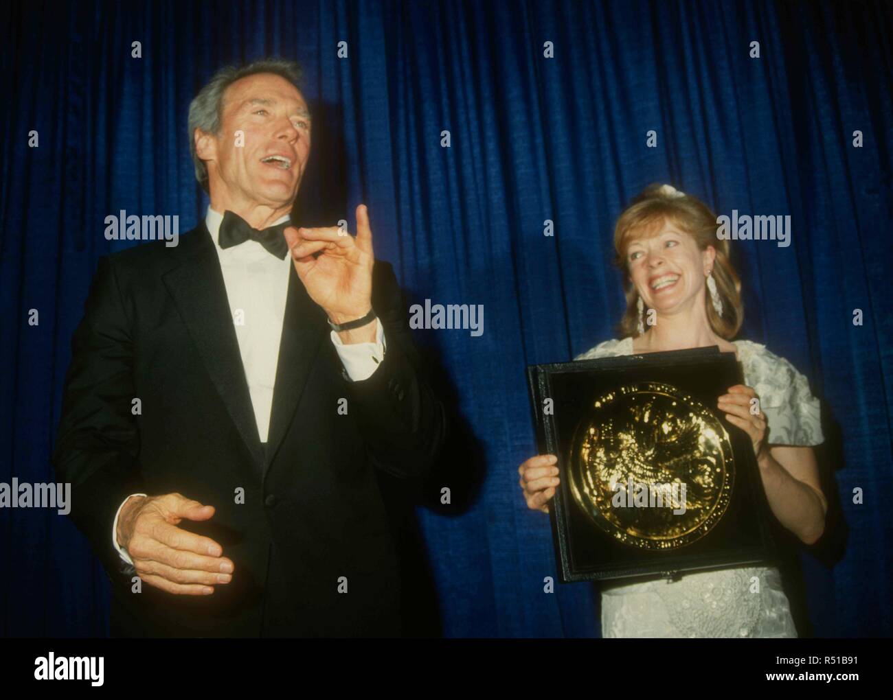 Los Angeles, CA - 6 mars : Directeur/acteur Clint Eastwood et l'actrice Frances Fisher assister à la 45e Director's Guild of America Awards le 6 mars 1993, à l'hôtel Beverly Hilton à Beverly Hills, Californie. Photo de Barry King/Alamy Stock Photo Banque D'Images