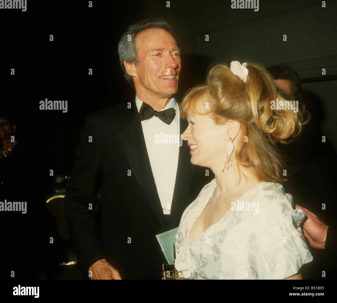Los Angeles, CA - 6 mars : Directeur/acteur Clint Eastwood et l'actrice Frances Fisher assister à la 45e Director's Guild of America Awards le 6 mars 1993, à l'hôtel Beverly Hilton à Beverly Hills, Californie. Photo de Barry King/Alamy Stock Photo Banque D'Images