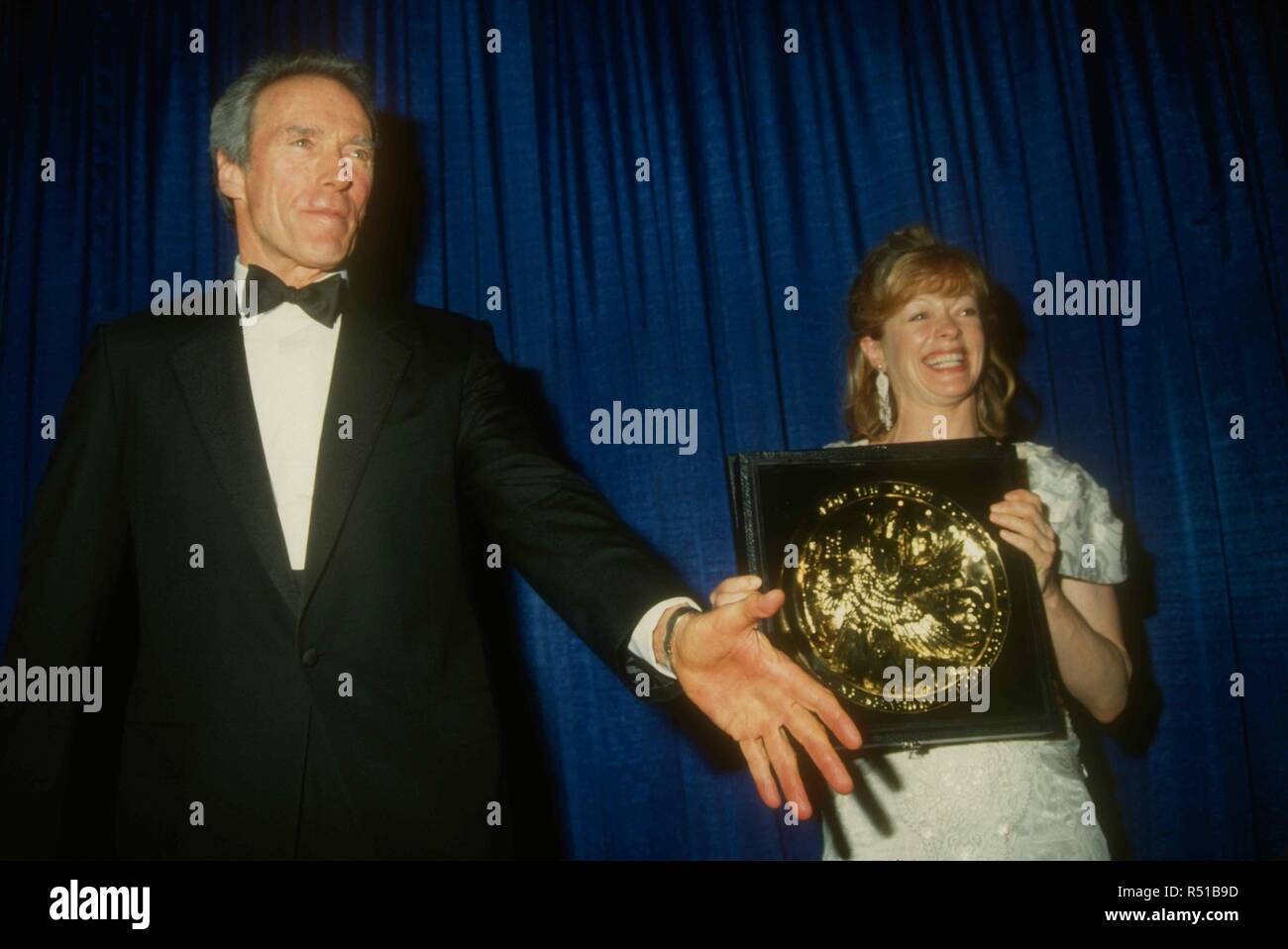 Los Angeles, CA - 6 mars : Directeur/acteur Clint Eastwood et l'actrice Frances Fisher assister à la 45e Director's Guild of America Awards le 6 mars 1993, à l'hôtel Beverly Hilton à Beverly Hills, Californie. Photo de Barry King/Alamy Stock Photo Banque D'Images