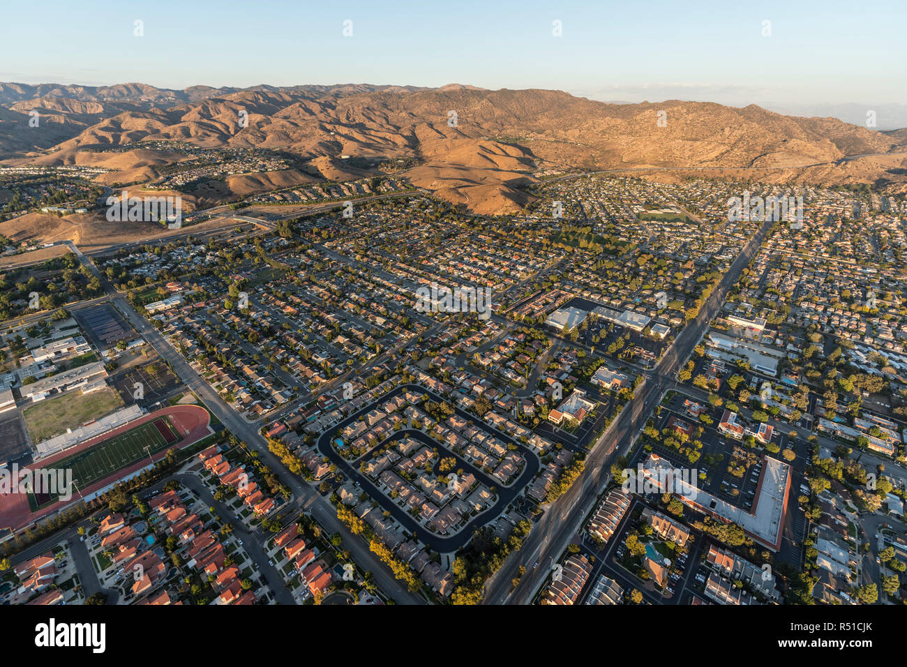 Vue aérienne de de Simi Valley et pic rocheux près de Los Angeles dans le comté de Ventura, en Californie. Banque D'Images