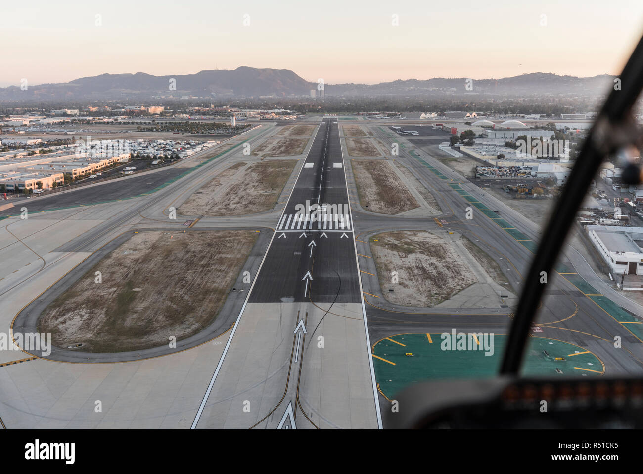 Burbank, Californie, USA - 21 octobre 2018 : La fin de l'après-midi vue aérienne de la piste de l'aéroport de Burbank, dans la vallée de San Fernando de Los Angeles Pays Banque D'Images