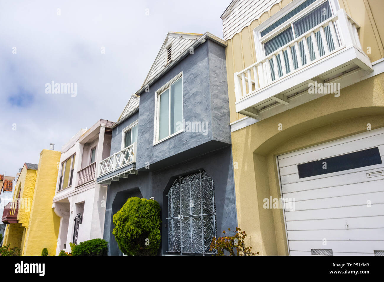 Street View de rangées de maisons dans l'un des quartiers résidentiels de San Francisco, Californie Banque D'Images