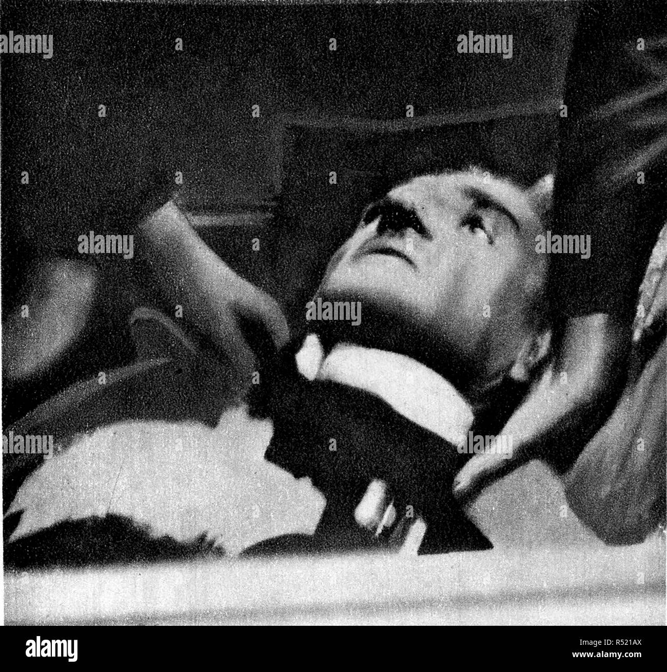 1934 - Actualités illustration prise au moment de l'instant de la mort au cours d'assassinat du roi Alexandre de Yougoslavie (Alexander l'unificateur) à Marseille, France. Aussi assassiné a été ministre Barthou Banque D'Images