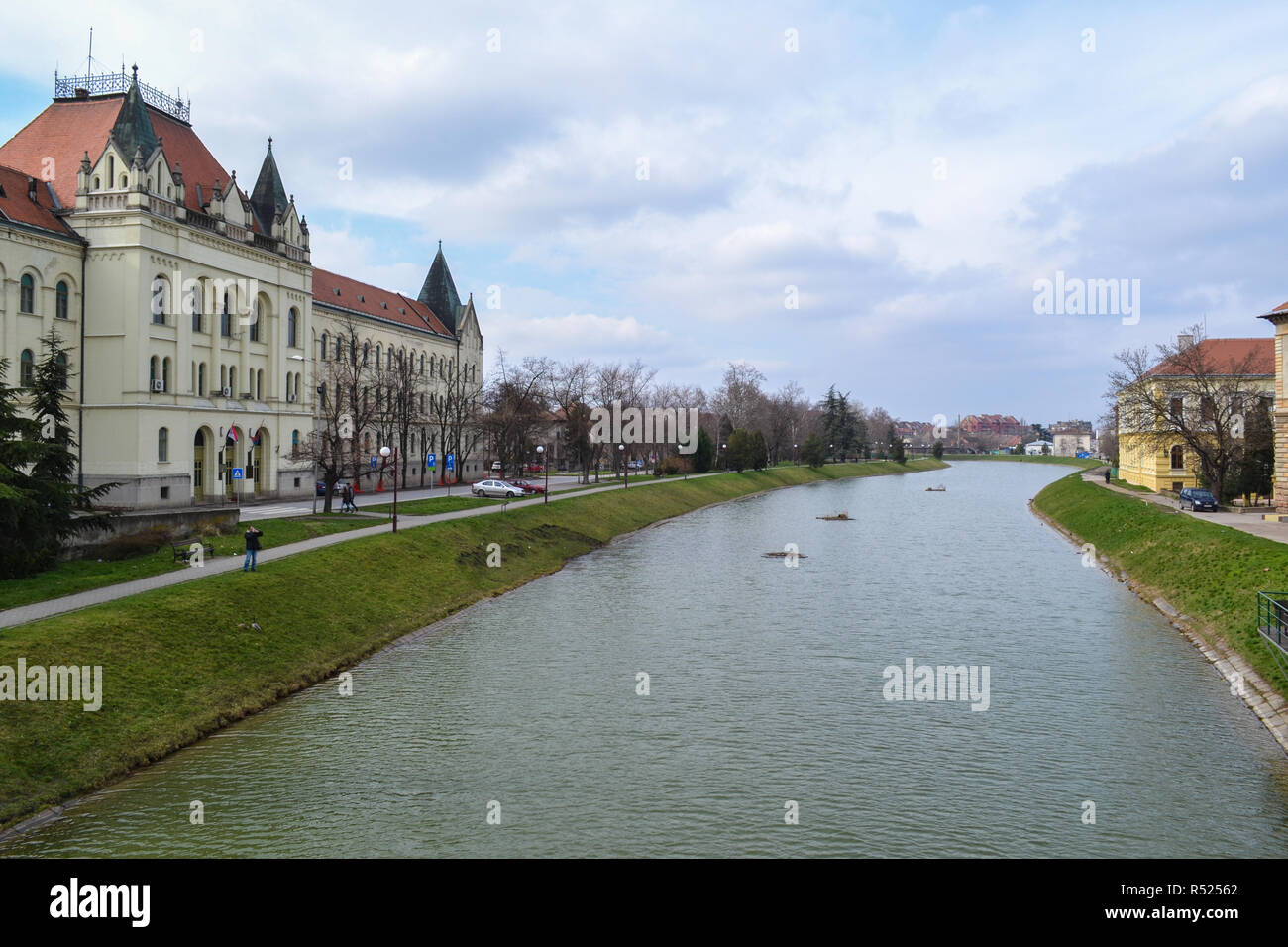 Un canal d'eau à Zrenjanin Banque D'Images Un canal d'eau à Zrenjanin Banque D'Images