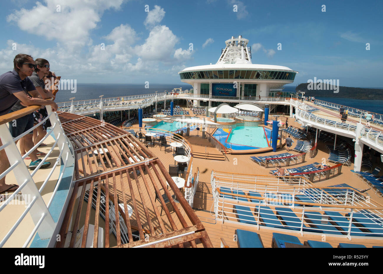 Les personnes à la recherche à l'extérieur des installations de croisière et de divertissement Banque D'Images