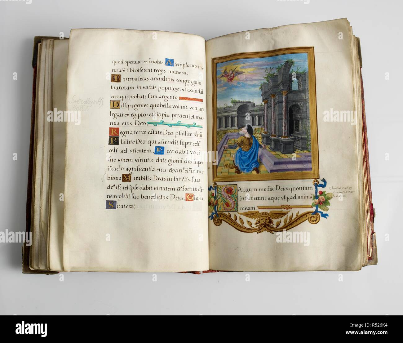 Photographie de la couverture cartonnée psautier de Henry VIII laissés  ouverts à la page éclairée. Henry VIII Psautier. Psautier, en Amérique,  avec les trois cantiques de S. Luc. Écrite pour Henry VIII,