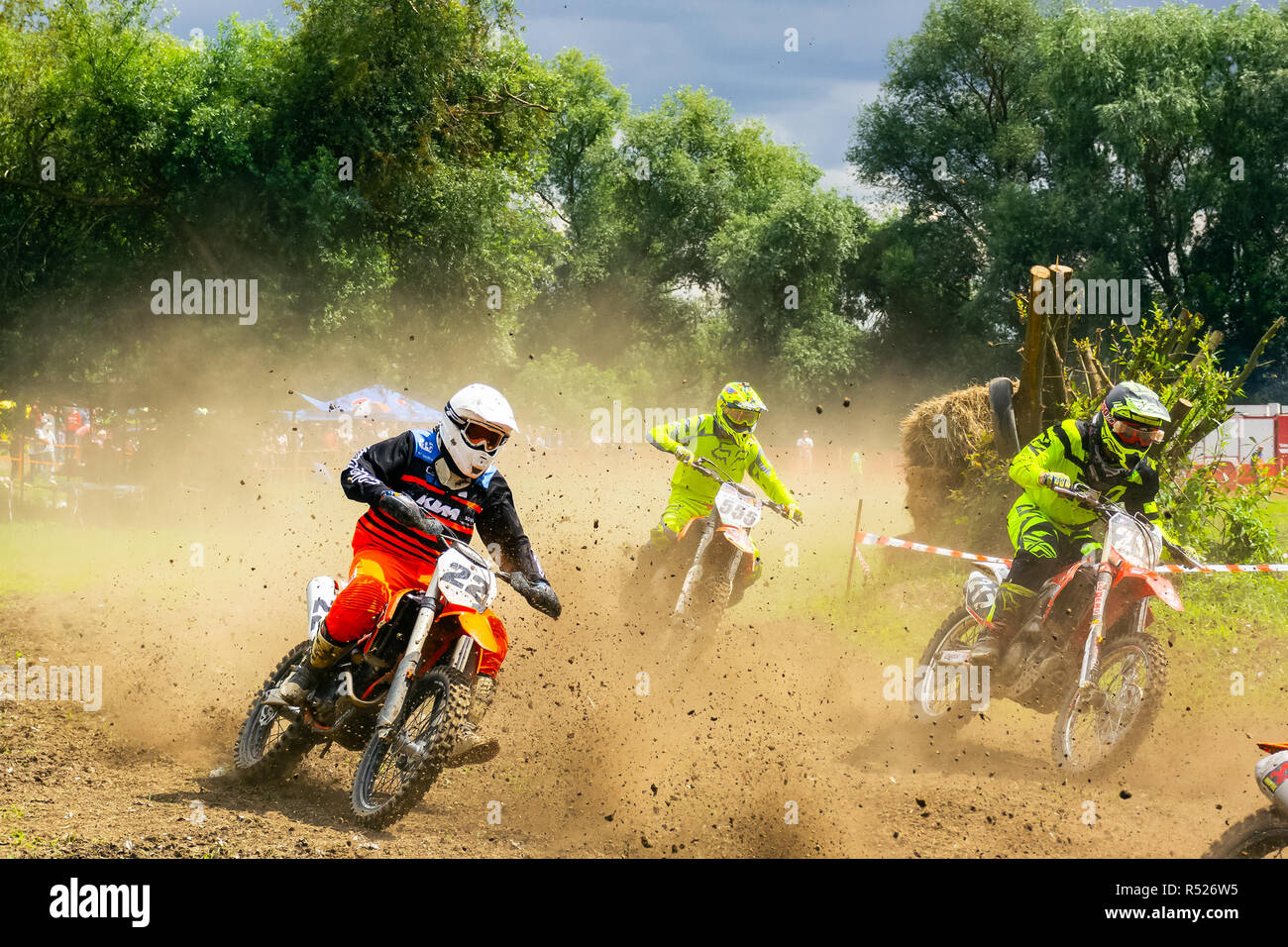 Uzhgorod, Ukraine - JUN 26, 2018 : régionale ouverte Transcarpathie Motocross Championship. sport extrême la concurrence. Les participants ont accéléré après sta Banque D'Images