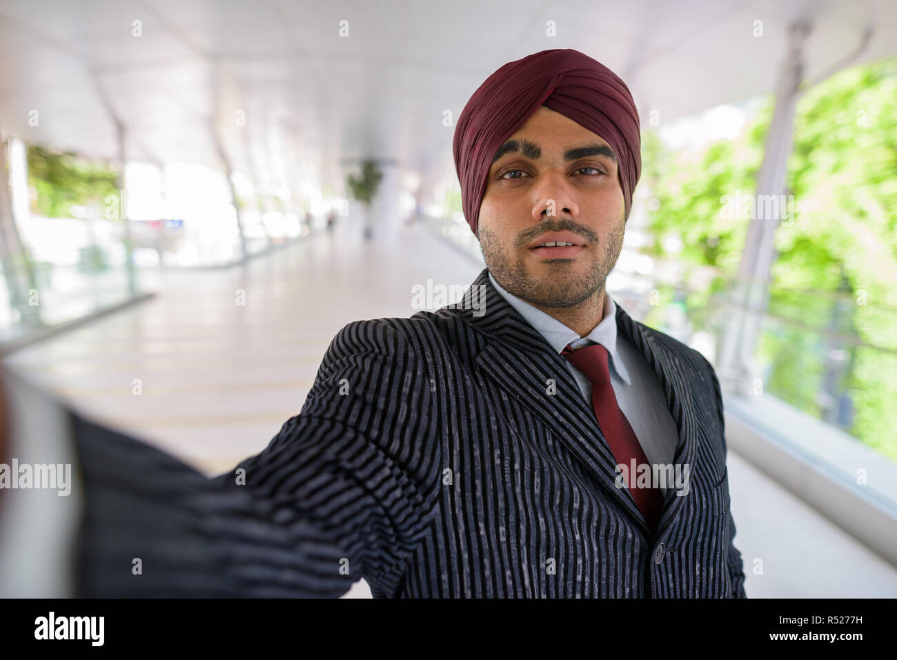 Point de vue personnel des selfies Indian businessman in city Banque D'Images