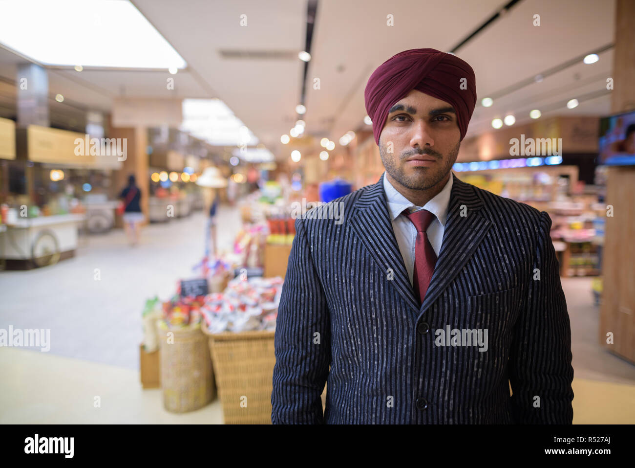 Portrait d'homme d'affaires indien avec turban dans shopping mall Banque D'Images