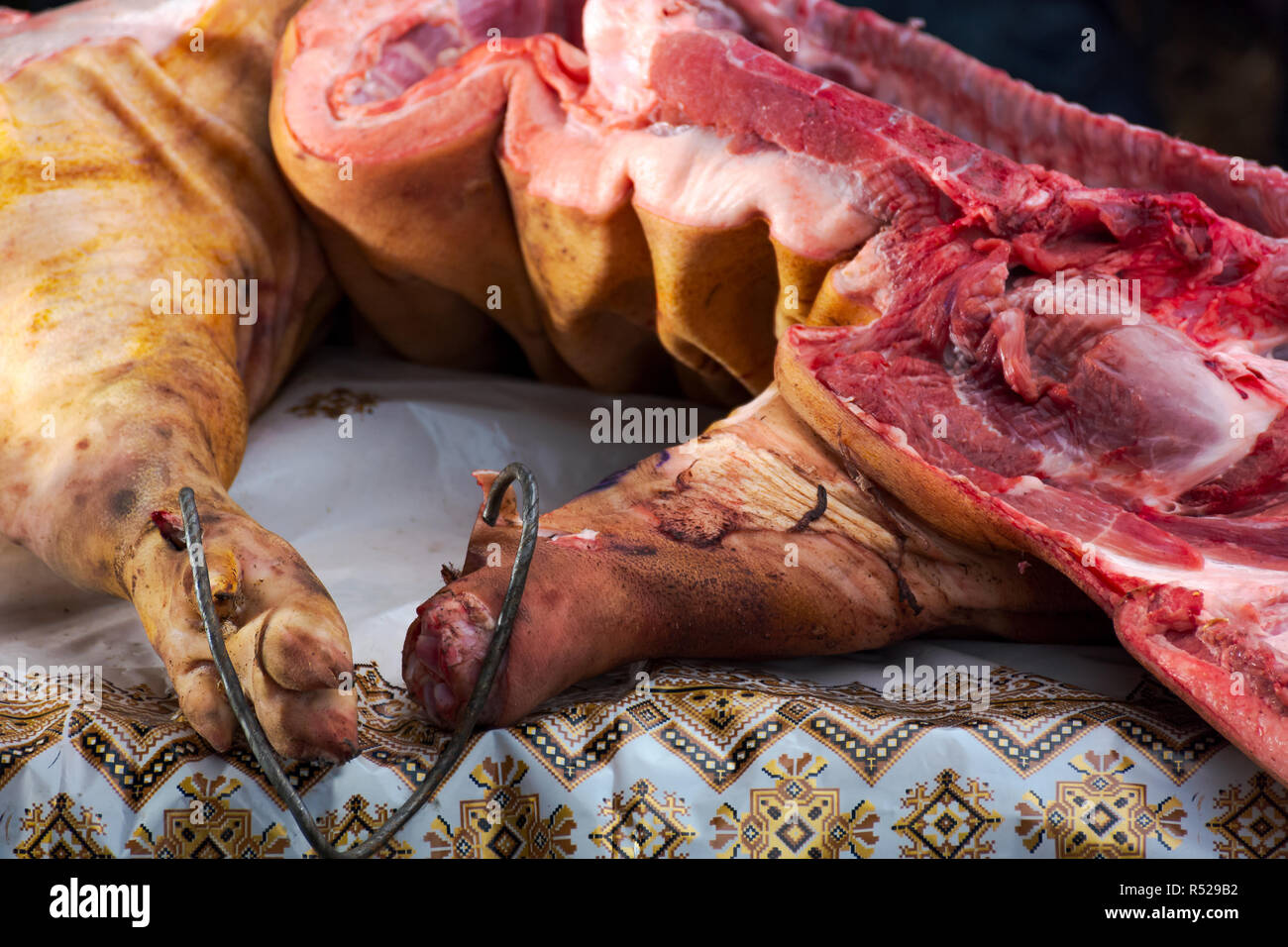 Hecha, Ukraine - Jan 27, 2018 : Porc bouchers la concurrence. Jeter la carcasse sur la table. la préparation de la nuit du festival Banque D'Images