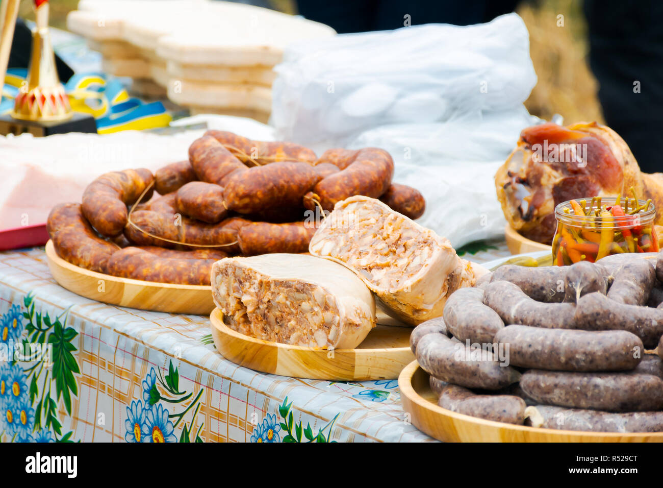 Hecha, Ukraine - Jan 27, 2018 : Porc bouchers traditionnels. la concurrence des saucisses de porc sur la table Banque D'Images