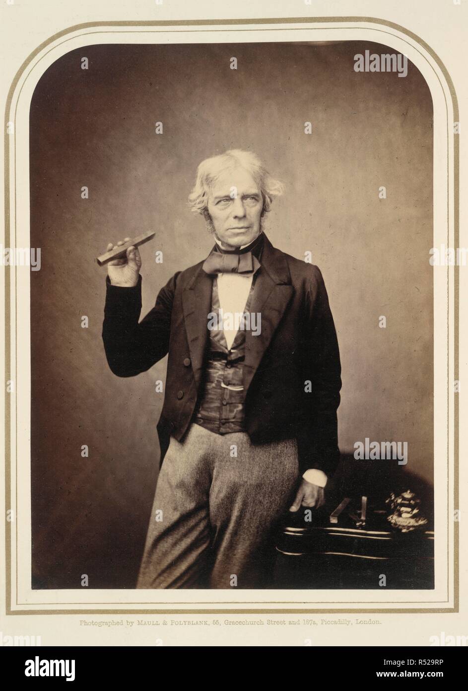 Le professeur M. Faraday, D.C.L. Portraits photographiques de la vie des stars l'exécutif. Londres, vers 1856-1859. Michael Faraday (1791-1867). Portrait. Physicien et chimiste français, créateur de la théorie des champs. L'objet dans sa main est un instrument scientifique. Image prise à partir de portraits photographiques de la vie des stars exécuté par Maull et Polyblank ; avec leurs notices biographiques par E. W. [et autres]. Tome 1. Publié à l'origine/produit à Londres, vers 1856-1859. . Source : 10804.f.6 plaque, XVIII. Langue : Anglais. Banque D'Images