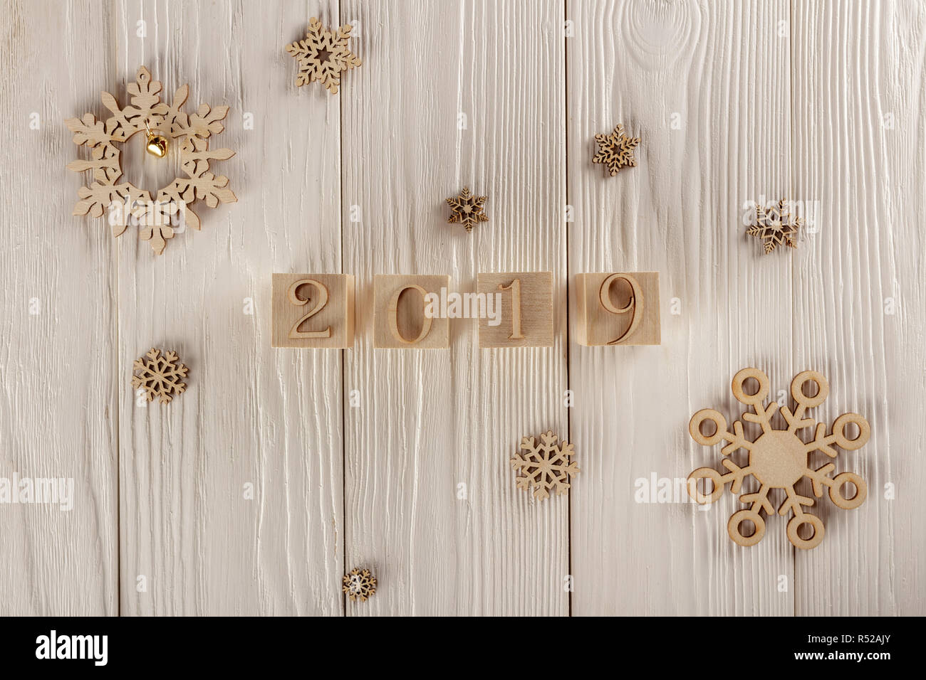 Carte de Noël, des cubes en bois sur un fond de bois. Accueil design confortable. Bonne année 2019. Banque D'Images