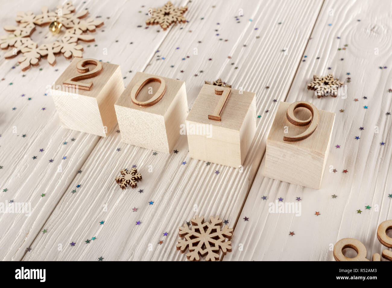 Carte de Noël, des cubes en bois sur un fond de bois. Accueil design confortable. Bonne année 2019. Banque D'Images