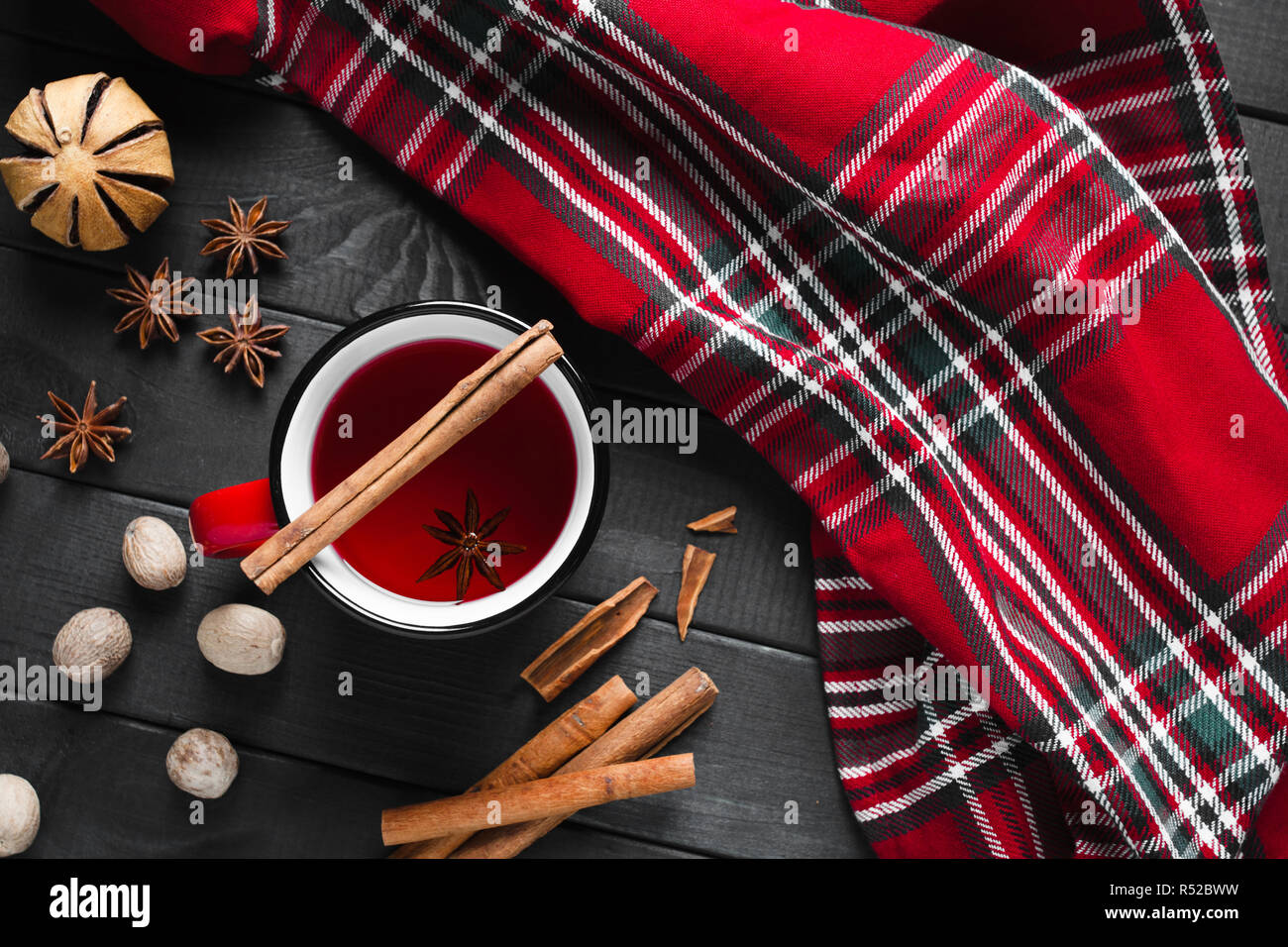 Verre de vin chaud à la cannelle et anis, vue du dessus Banque D'Images