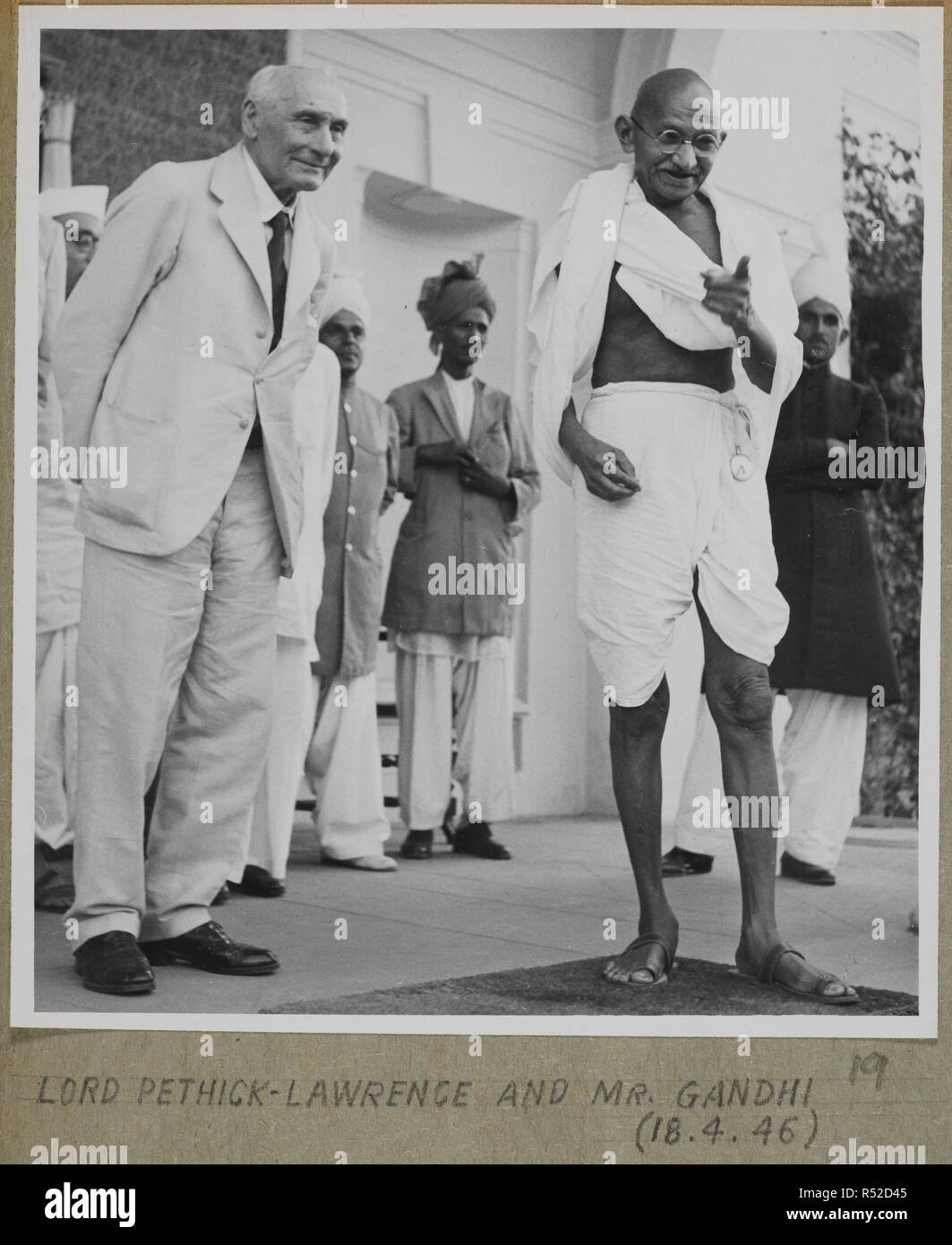 Seigneur Pethick-Lawrence et M. Gandhi. Joyce Collection : Cabnet Mission en Inde - 1946 - volume II. L'Inde 18 avril 1946. Source : Photo 134/2(19). Auteur : Bureau international d'information de presse. Banque D'Images