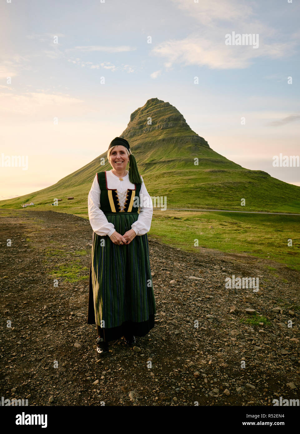 Une femme islandais locale portant le costume de robe nationale traditionnelle Upphlutur au Mont Kirkjufell à Grundarfjörður - Snæfellsnes Islande Europe Banque D'Images