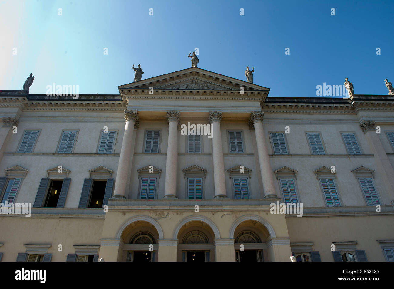 L'Italie, Lombardie, Desio, villa Cusani Tittoni Traversa, conçu par l'architecte. Giuseppe Piermarini, façade néoclassique. Banque D'Images