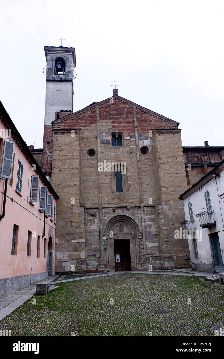 L'Italie, Lombardie, Pavie, Basilique de San Michele Maggiore, une église romane médiévale où Frederick I, le Barbarossa, a été couronné roi d'Italie le 17 avril 1155. façade latérale Banque D'Images