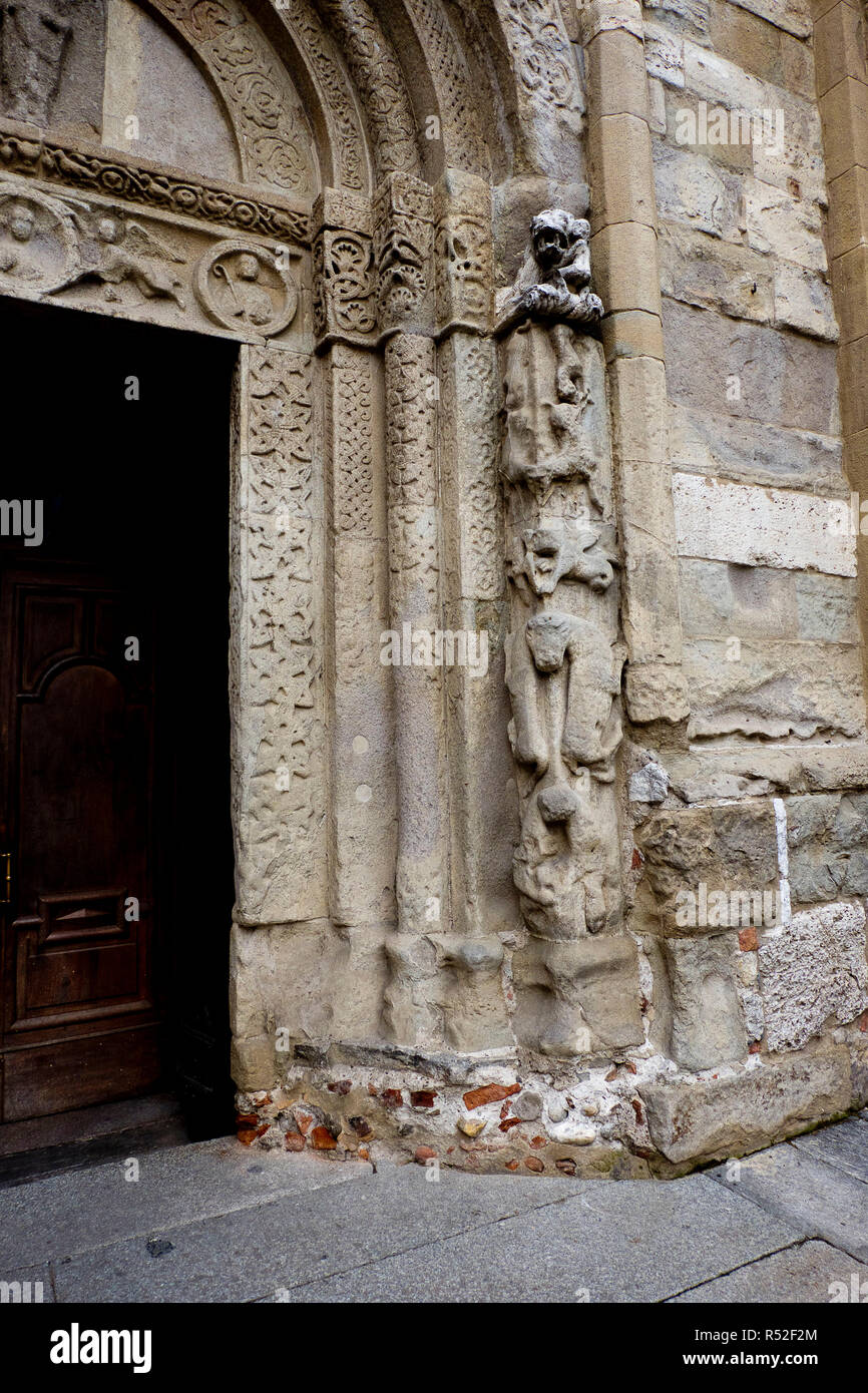 L'Italie, Lombardie, Pavie, Basilique de San Michele Maggiore, une église romane médiévale où Frederick I, le Barbarossa, a été couronné roi d'Italie le 17 avril 1155. façade latérale Banque D'Images