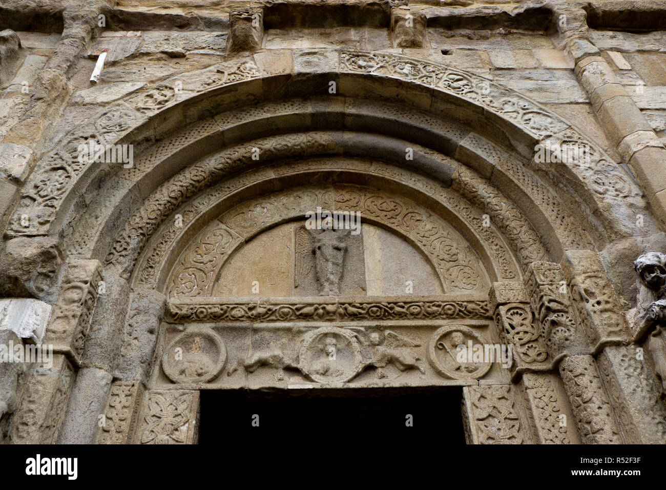 L'Italie, Lombardie, Pavie, Basilique de San Michele Maggiore, une église romane médiévale où Frederick I, le Barbarossa, a été couronné roi d'Italie le 17 avril 1155. façade latérale Banque D'Images