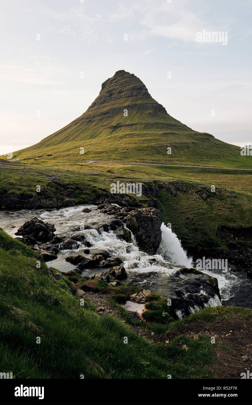 Coucher du soleil à minuit au-dessus de Mt. Kirkjufell & Kirkjufellsfoss à Grundarfjörður - Snaefellsnes Islande. Banque D'Images