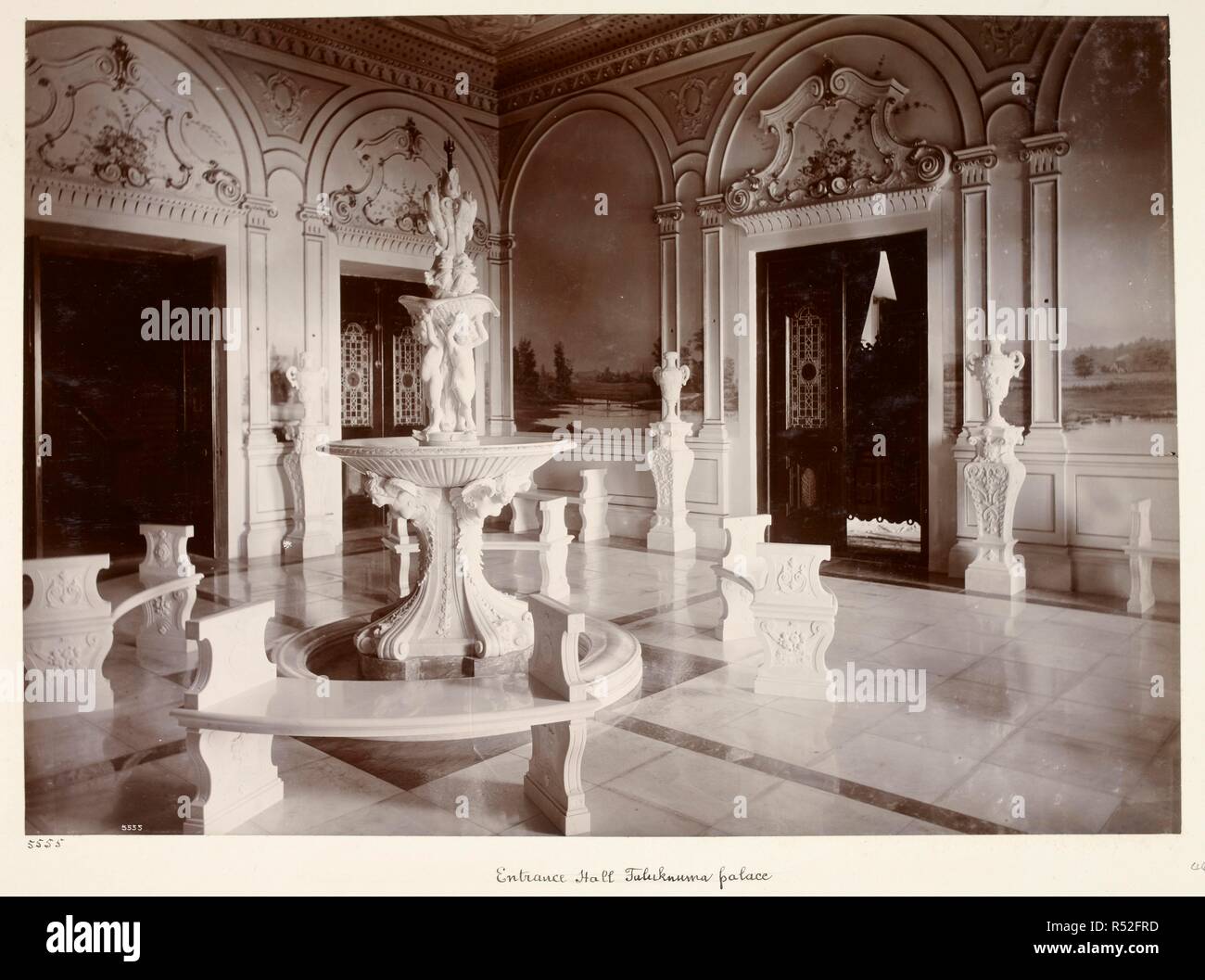 Une vue sur le Hall d'entrée, Faluknuma Palace [Casablanca]. Curzon Collection : 'Souvenir de la visite de S.E. Lord Curzon de Kedleston Vice-roi de l'Inde de S.S. le Nizam's Dominions Avril 1902'. c. 1902. Photographie. Source : Photo 430/33(44). Langue : Anglais. Auteur : Dayal, Deen. Banque D'Images