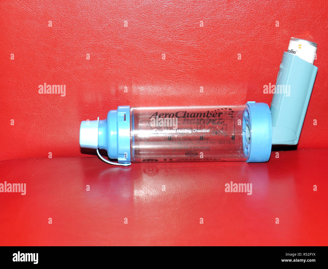 AeroChamber(MC) plus. Pour améliorer l'administration de médicaments, les lignes directrices sur la santé respiratoire recommande l'utilisation d'un dispositif de chambre avec un aérosol-doseur. Banque D'Images