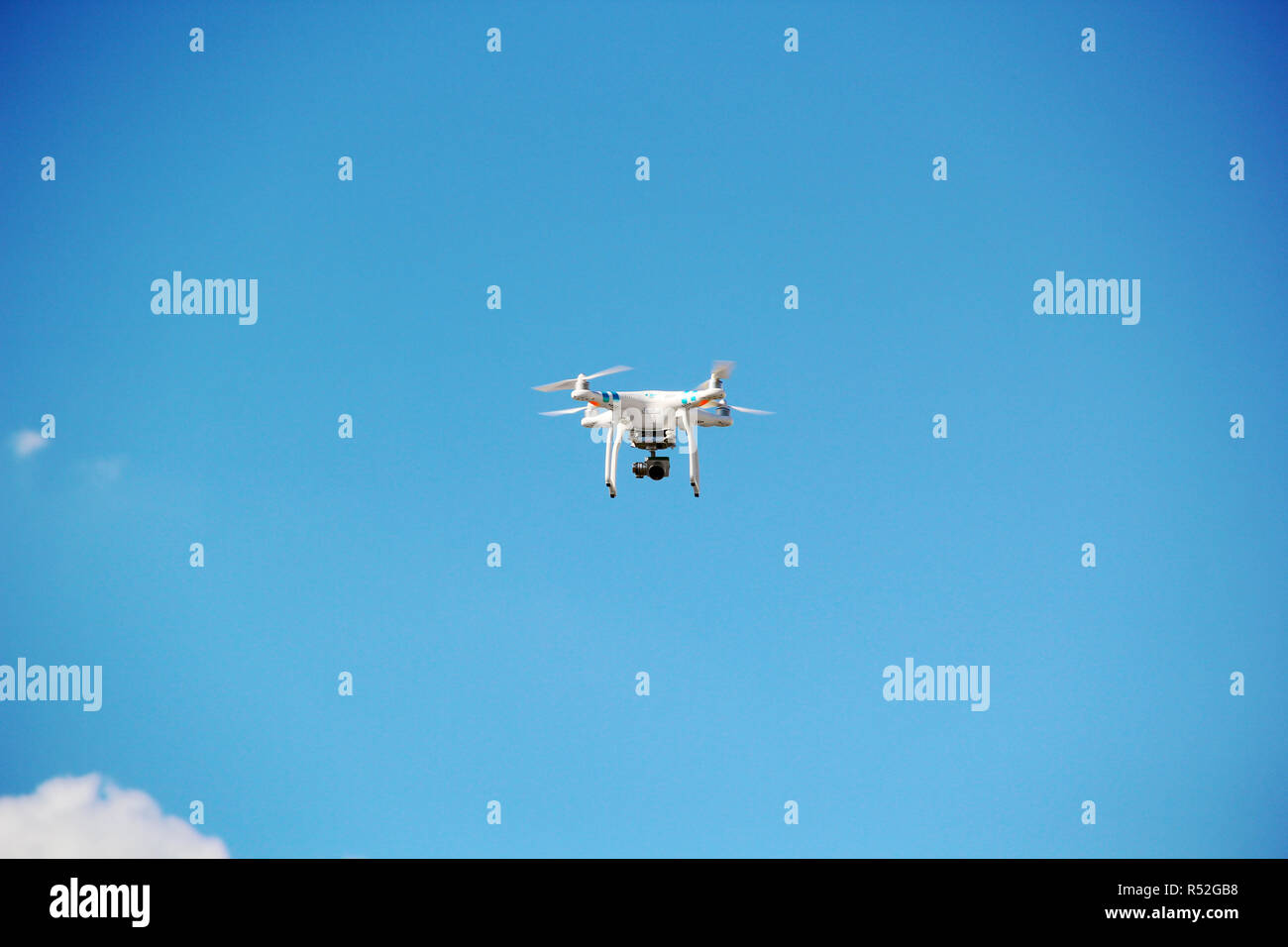 Drone Drone / / Robot. L'enregistrement vidéo haute définition. La  photographie aérienne à haute résolution. Utilisation de l'Immobilier /  Terrains / Enquête sur l'évaluation des dommages Photo Stock - Alamy