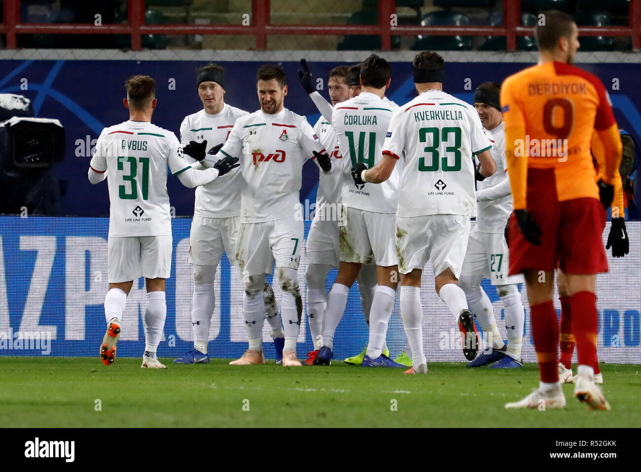 Moscou, Russie - le 28 novembre : Grzegorz Krychowiak (N7) de la FC Lokomotiv Moscou célèbre son but avec ses coéquipiers pendant le Groupe d match de la Ligue des Champions entre le FC Lokomotiv Moscou et à Galatasaray Lokomotiv Stadium le 28 novembre 2018 à Moscou, Russie. (MB) Banque D'Images