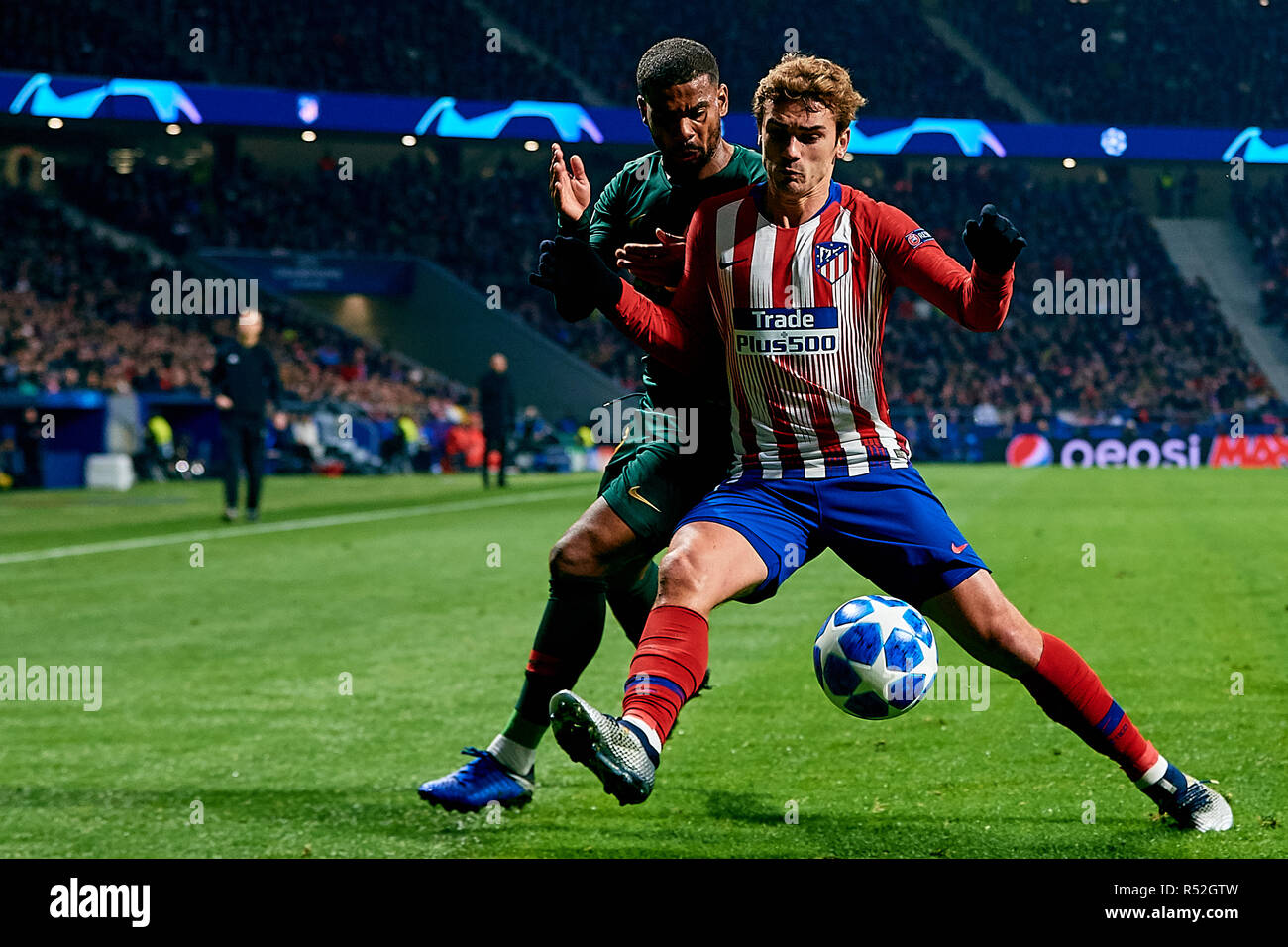 MADRID, ESPAGNE - 28 novembre : Antoine Griezmann (R) de l'Atletico de Madrid est en concurrence pour le bal avec Samuel Grandsir de l'AS Monaco au cours de la un match de groupe de la Ligue des Champions entre le Club Atlético de Madrid et l'AS Monaco à l'Estadio Metropolitano Wanda le 28 novembre 2018 à Madrid, Espagne. (Photo de David Aliaga/MO Media) Banque D'Images