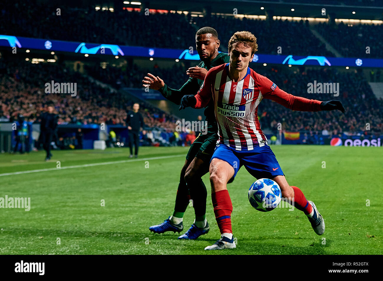 MADRID, ESPAGNE - 28 novembre : Antoine Griezmann (R) de l'Atletico de Madrid est en concurrence pour le bal avec Samuel Grandsir de l'AS Monaco au cours de la un match de groupe de la Ligue des Champions entre le Club Atlético de Madrid et l'AS Monaco à l'Estadio Metropolitano Wanda le 28 novembre 2018 à Madrid, Espagne. (Photo de David Aliaga/MO Media) Banque D'Images