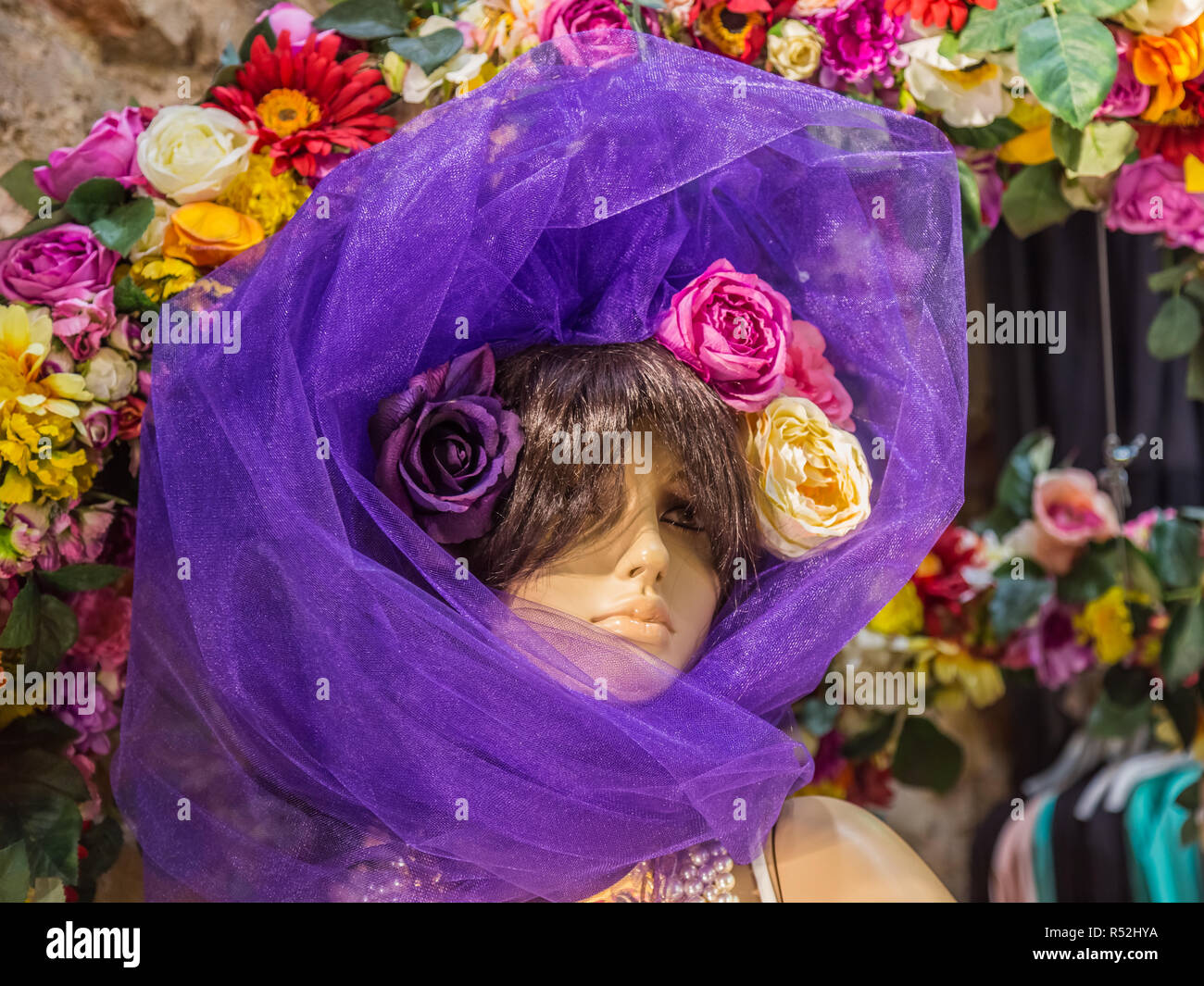 Istanbul, Turquie, 17 juin 2014 : Modèle dans une vitrine portant un foulard mauve et fleurs. Banque D'Images
