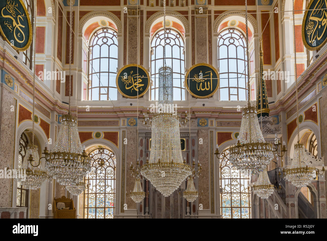 Des lustres ornés à l'intérieur de la mosquée Ortakoy, Büyük Mecidiye Camii, sur le bord du Bosphore, Istanbul, Turquie. Banque D'Images