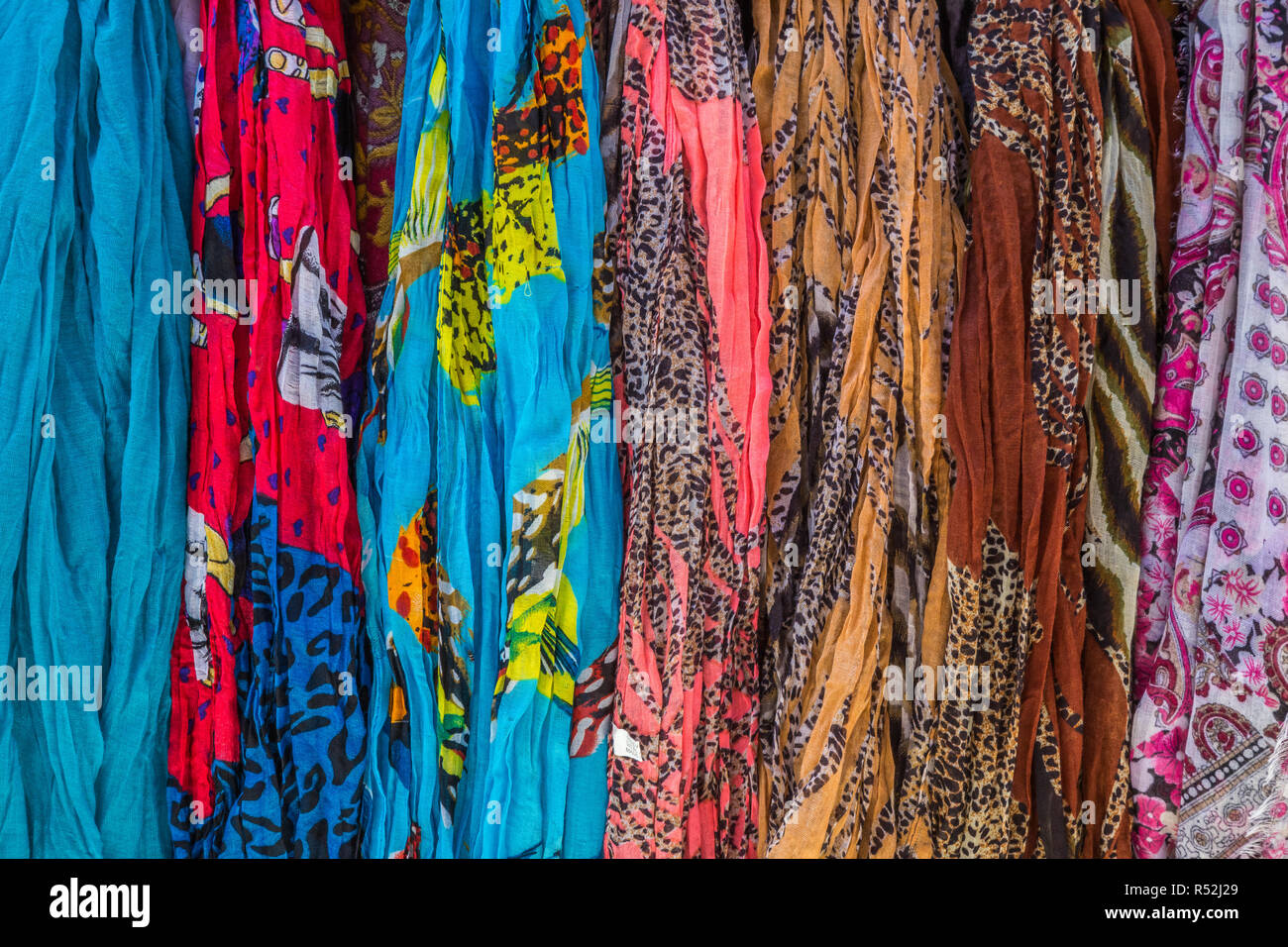 Variété de foulards colorés accroché ensemble, formant un arrière-plan  Photo Stock - Alamy