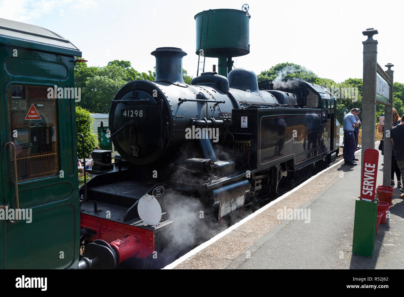 Numéro de moteur à vapeur historique 41298, tournant sur l'île de Wight steam railway line vu vu avec réservoir d'eau / château d'eau à Havenstreet Route principale, Haven street station, Ryde, UK (98) Banque D'Images